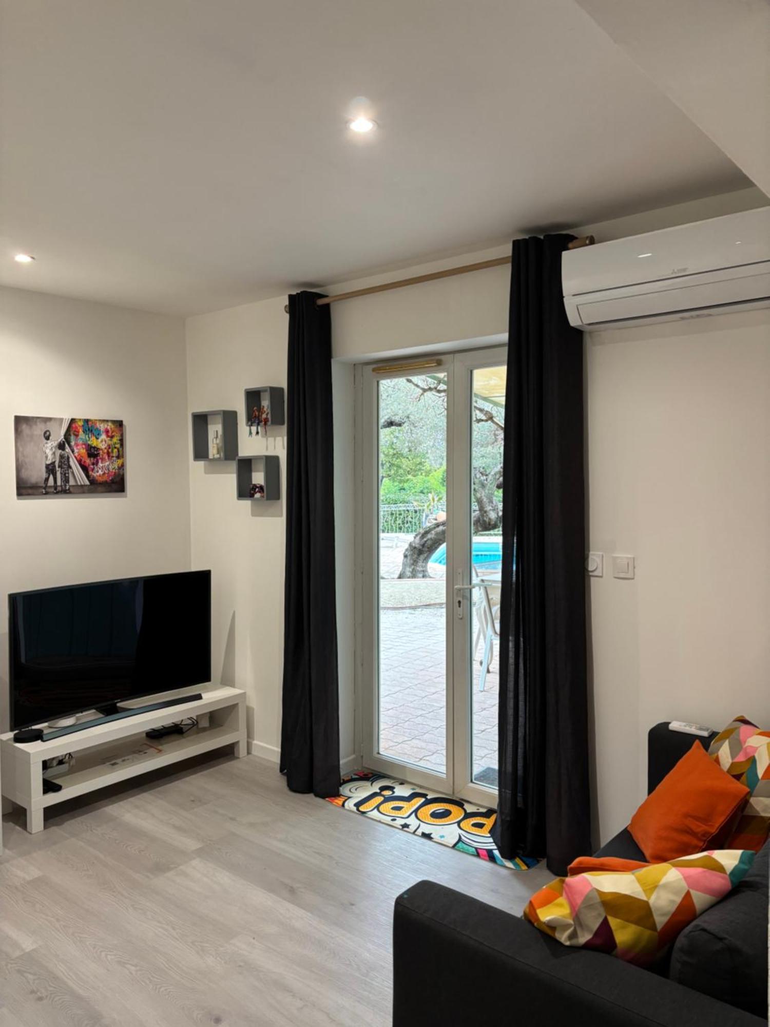 La Cigaliere 1 Charmant T1 Bis Avec Terrasse Dans Villa Sollies-Ville Kültér fotó